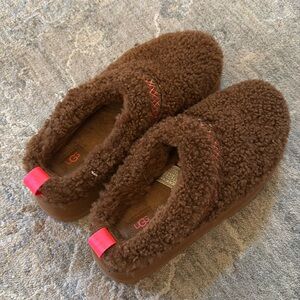 UGG Tazz Curly Platform Slipper sz 8